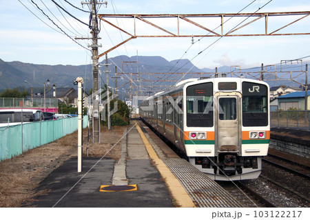 後閑駅を発車する上越線211系電車 103122217