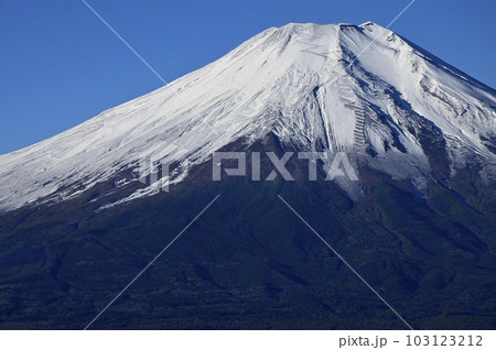 道志山塊の石割山より 朝日浴びる雪化粧した富士山 道志山塊の石割山より 朝日浴びる雪化粧した富士山 103123212