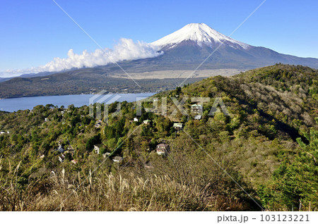 道志山塊の平尾山山頂より望む富士山と大平山と山中湖 103123221
