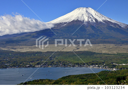 道志山塊の大平山山頂より雪化粧した富士山と山中湖 103123234