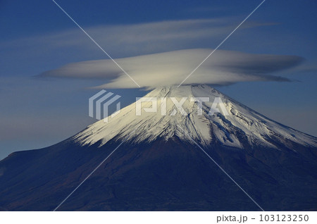 丹沢山地の菰釣山山頂より望む笠雲かぶる富士山 103123250