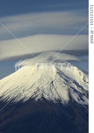 丹沢山地の菰釣山山頂より望む笠雲かぶる富士山 103123251