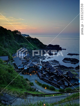 石川県珠洲市の海沿いのホテル 103123530