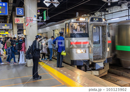 北海道 札幌駅のホームに停車する普通電車 北海道 札幌駅のホームに停車する普通電車 103123902