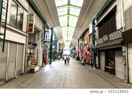 「尾道の街並み(尾道本通り商店街)」広島県尾道市 「尾道の街並み(尾道本通り商店街)」広島県尾道市 103128001