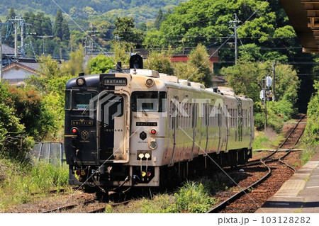 【JR九州】キハ140形+キハ47形「指宿のたまて箱」(指宿枕崎線:喜入駅) 【JR九州】キハ140形+キハ47形「指宿のたまて箱」(指宿枕崎線:喜入駅) 103128282