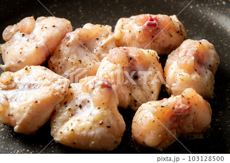 鶏肉(ぼんじり･テール)をフライパンで焼く。(塩こしょう焼き) 103128500