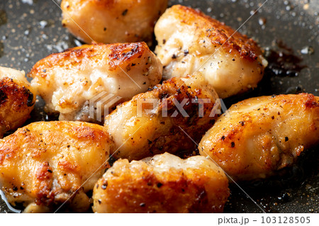 鶏肉(ぼんじり･テール)をフライパンで焼く。(塩こしょう焼き) 103128505