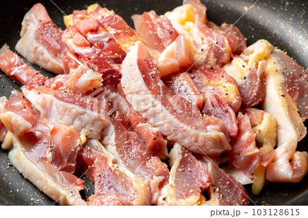 ひね鶏をフライパンで焼く調理シーン。(塩こしょう焼き) ひね鶏をフライパンで焼く調理シーン。(塩こしょう焼き) 103128615