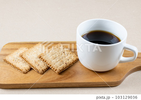 ウッドプレートに乗ったコーヒーとビスケット ウッドプレートに乗ったコーヒーとビスケット 103129036