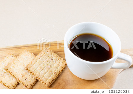 ウッドプレートに乗ったコーヒーとビスケット 103129038
