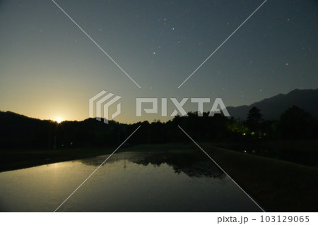 北杜市白州町、南東の空、水面に映るさそり座と居待月の出 北杜市白州町、南東の空、水面に映るさそり座と居待月の出 103129065