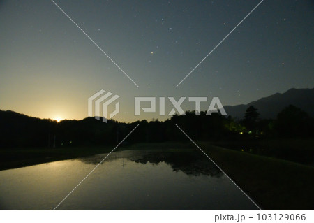 北杜市白州町、南東の空、水面に映るさそり座と居待月の出 北杜市白州町、南東の空、水面に映るさそり座と居待月の出 103129066