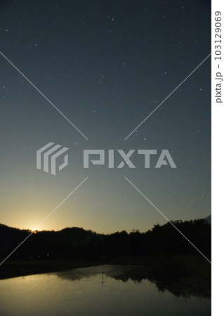 北杜市白州町、南東の空、水面に映るさそり座と居待月の出 103129069