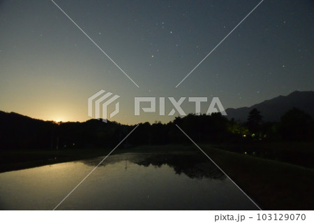 北杜市白州町、南東の空、水面に映るさそり座と居待月の出 103129070