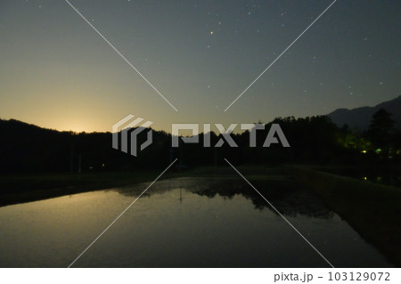 北杜市白州町、南東の空、水面に映るさそり座と居待月の出 北杜市白州町、南東の空、水面に映るさそり座と居待月の出 103129072