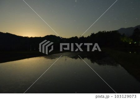 北杜市白州町、南東の空、水面に映るさそり座と居待月の出 103129073