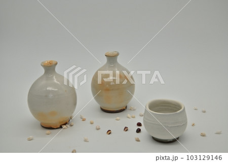 白化粧を施した徳利とぐい吞みです。 103129146