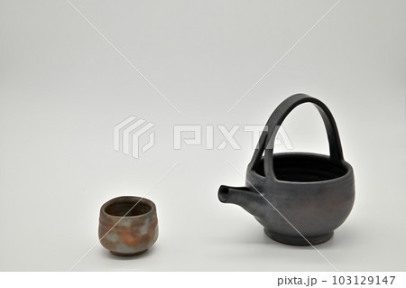 手付き酒注器と備前ぐい吞みです。 103129147