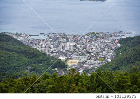高知山展望台から見た奄美大島瀬戸内町古仁屋市街 103129575