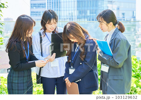 落ち込んだ女性を励ます女性達 落ち込んだ女性を励ます女性達 103129632