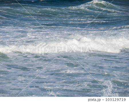 冬の荒れた海の白波。 103129719