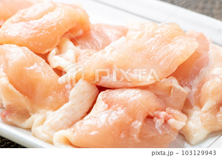 鶏肩肉のアップ。 鶏肩肉のアップ。 103129943