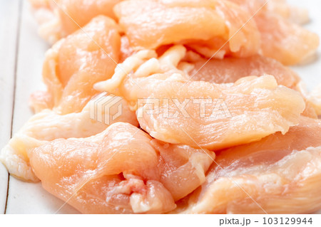 鶏肩肉のアップ。 鶏肩肉のアップ。 103129944