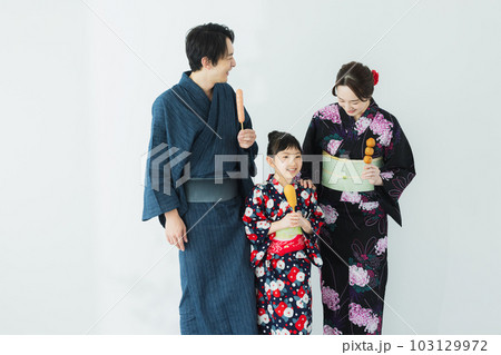 浴衣の家族　 103129972