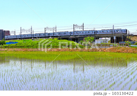 田園地帯走る銀色の電車 東武伊勢崎線 田園地帯走る銀色の電車 東武伊勢崎線 103130422