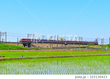 田園地帯を走る白い特急電車 東武伊勢崎線 103130423