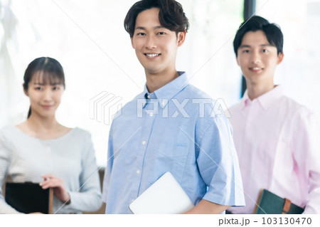 若い男性が活躍するビジネスチーム 103130470