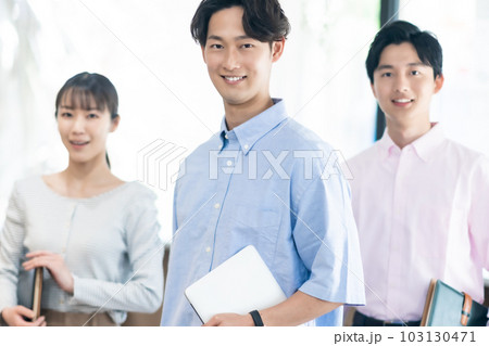 若い男性が活躍するビジネスチーム 若い男性が活躍するビジネスチーム 103130471