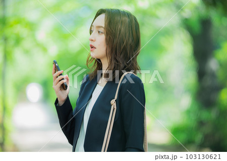 屋外を歩く女性　 103130621