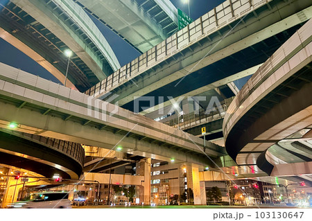 立体的に絡み合う高架橋(夜)阪神高速・阿波座ジャンクション 立体的に絡み合う高架橋(夜)阪神高速・阿波座ジャンクション 103130647