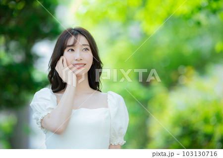 ロングヘアの女性　屋外　　　 103130716