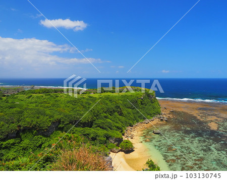 沖縄県の絶景スポット、果報バンタ。うるま市宮城島。 沖縄県の絶景スポット、果報バンタ。うるま市宮城島。 103130745