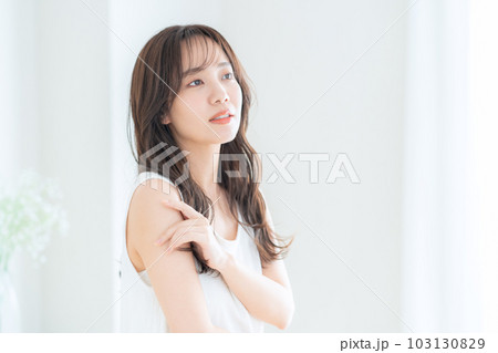 リビングでスキンケアをする若い女性 103130829