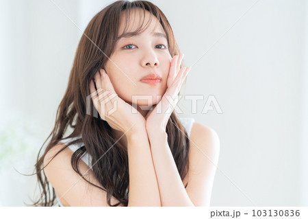 リビングでスキンケアをする若い女性 リビングでスキンケアをする若い女性 103130836