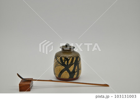 茶入れの蓋もロクロ引きして制作しました。 103131003