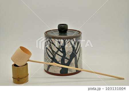 用途は茶の水指以外にも、花入れとして愛用されています。 103131004