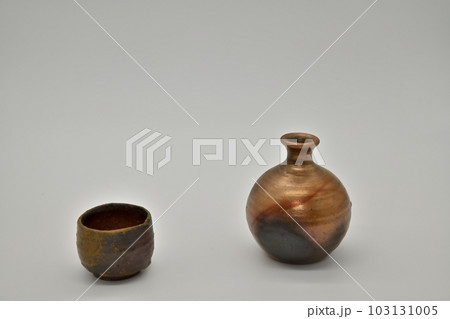 形が野菜の蕪に似ているところから、かぶら徳利と呼ばれています。 103131005