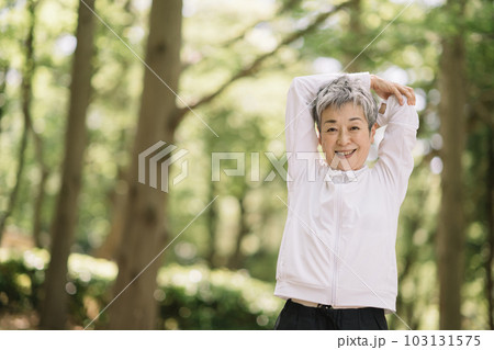 運動をするシニア女性 103131575