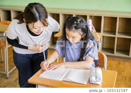 学校の教室　教師と生徒 103132197