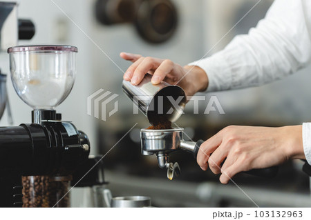 バリスタの手元 103132963