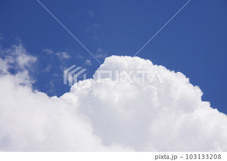 サンパウロの夏の雲と青空 ブラジル サンパウロの夏の雲と青空 ブラジル 103133208