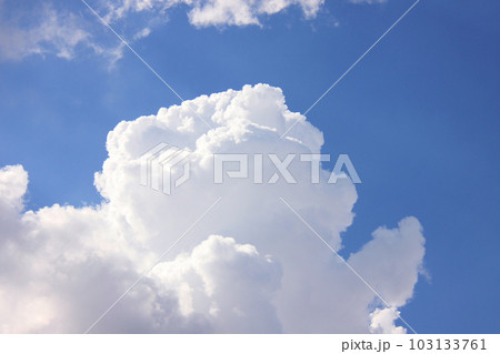 サンパウロの夏の雲と青空　ブラジル 103133761