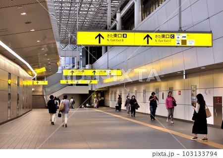 横浜駅北東口の通路天井のトラスと黄色い案内板 103133794
