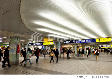 横浜駅北口の通路天井の印象的な間接照明 横浜駅北口の通路天井の印象的な間接照明 103133796