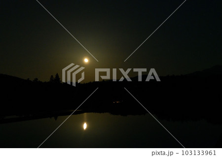 北杜市白州町、月齢18.9水面で煌めく居待月 103133961